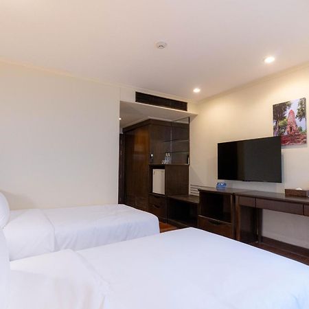 Journeyhub Sukhumvit 26, Bangkok - Formerly St James Hotel Buitenkant foto