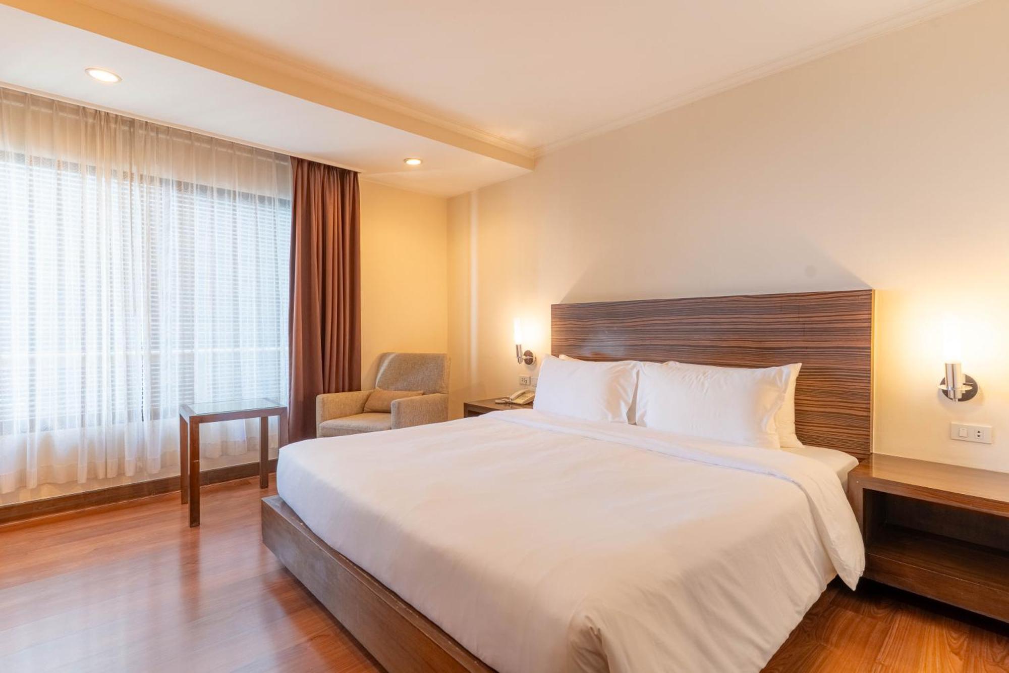 Journeyhub Sukhumvit 26, Bangkok - Formerly St James Hotel Buitenkant foto