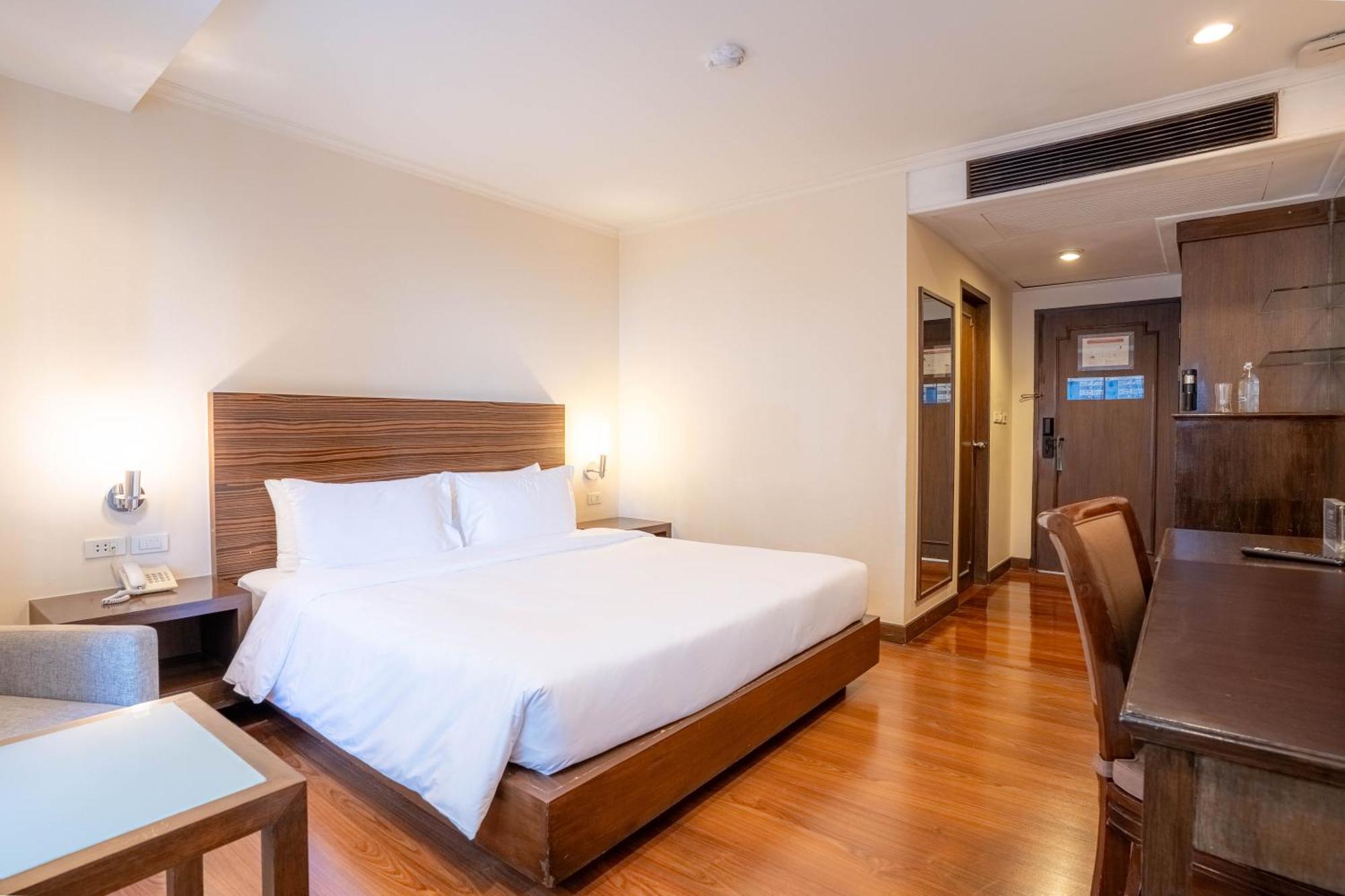 Journeyhub Sukhumvit 26, Bangkok - Formerly St James Hotel Buitenkant foto