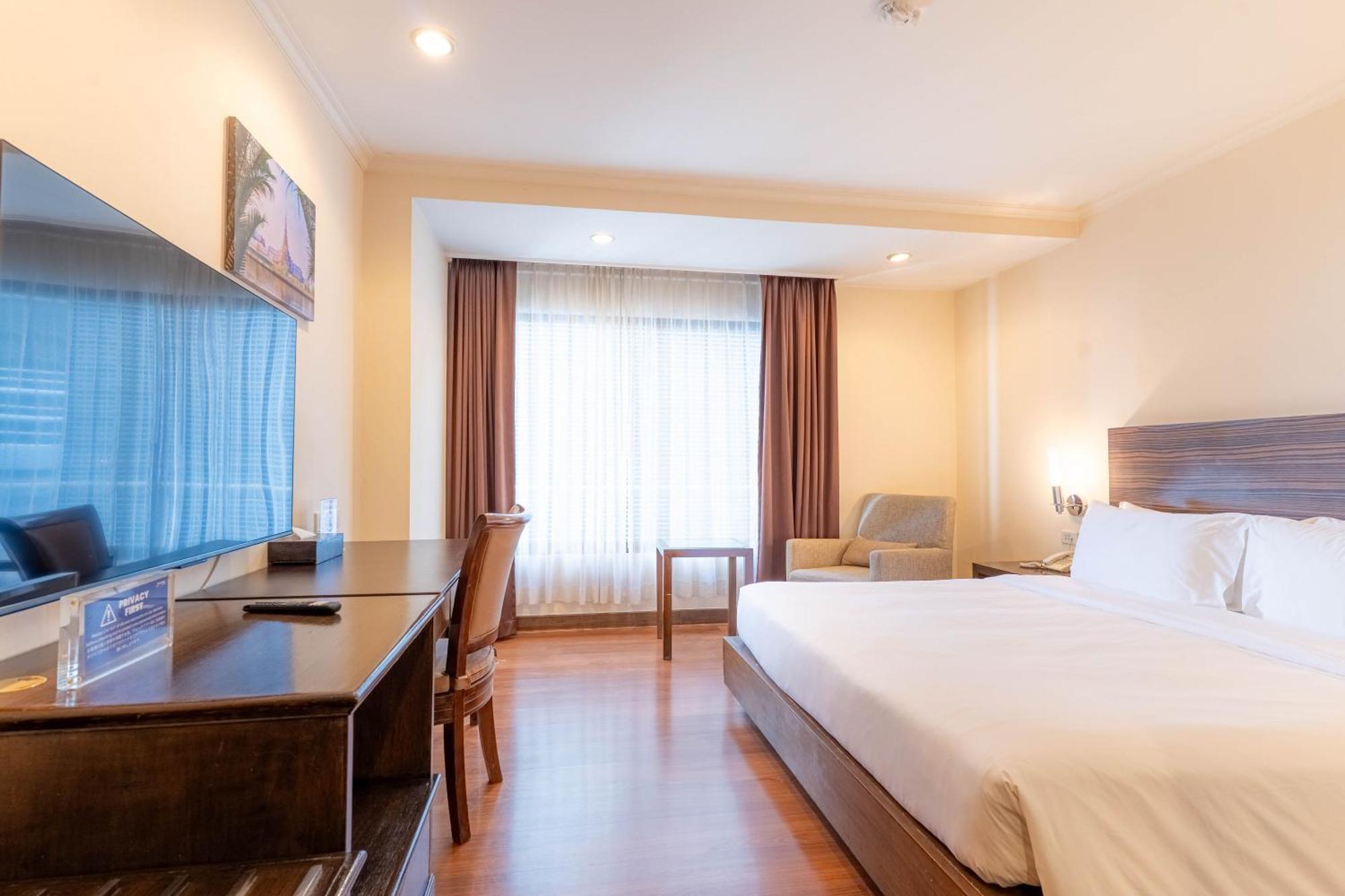 Journeyhub Sukhumvit 26, Bangkok - Formerly St James Hotel Buitenkant foto