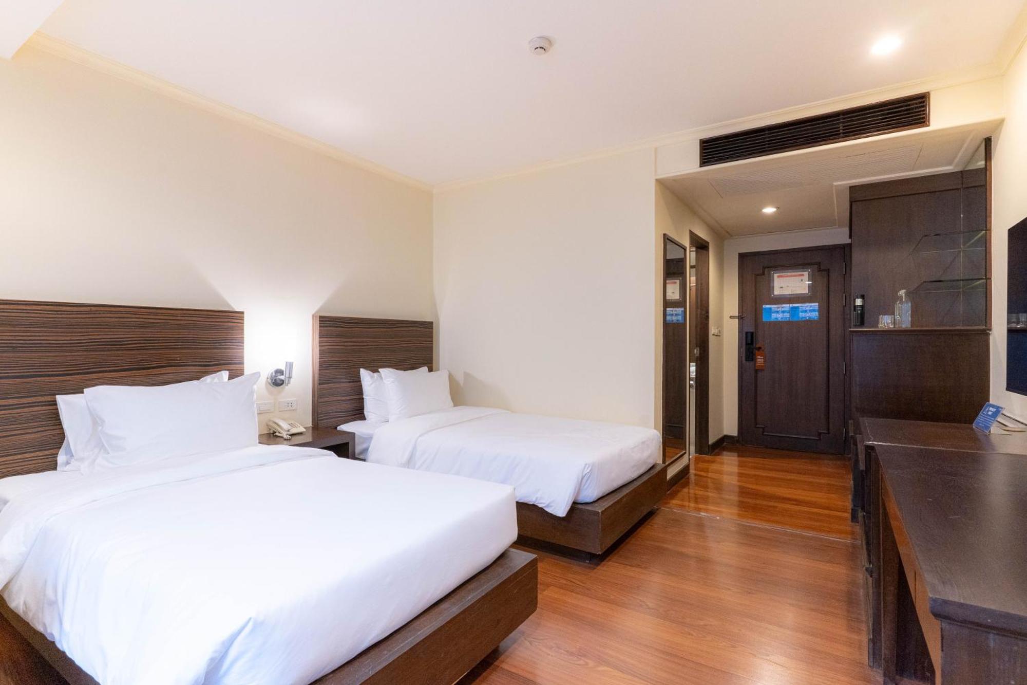 Journeyhub Sukhumvit 26, Bangkok - Formerly St James Hotel Buitenkant foto