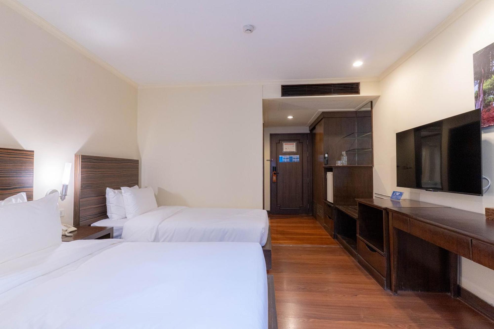 Journeyhub Sukhumvit 26, Bangkok - Formerly St James Hotel Buitenkant foto