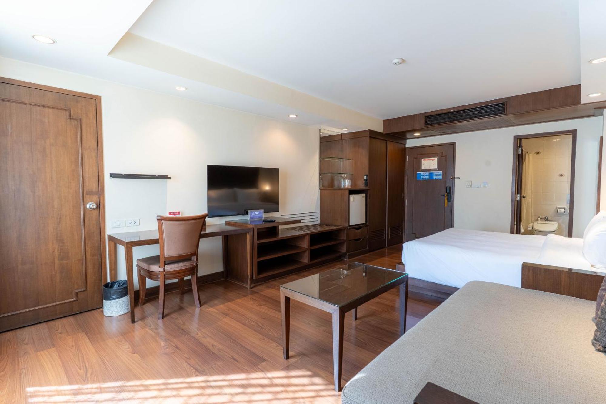Journeyhub Sukhumvit 26, Bangkok - Formerly St James Hotel Buitenkant foto