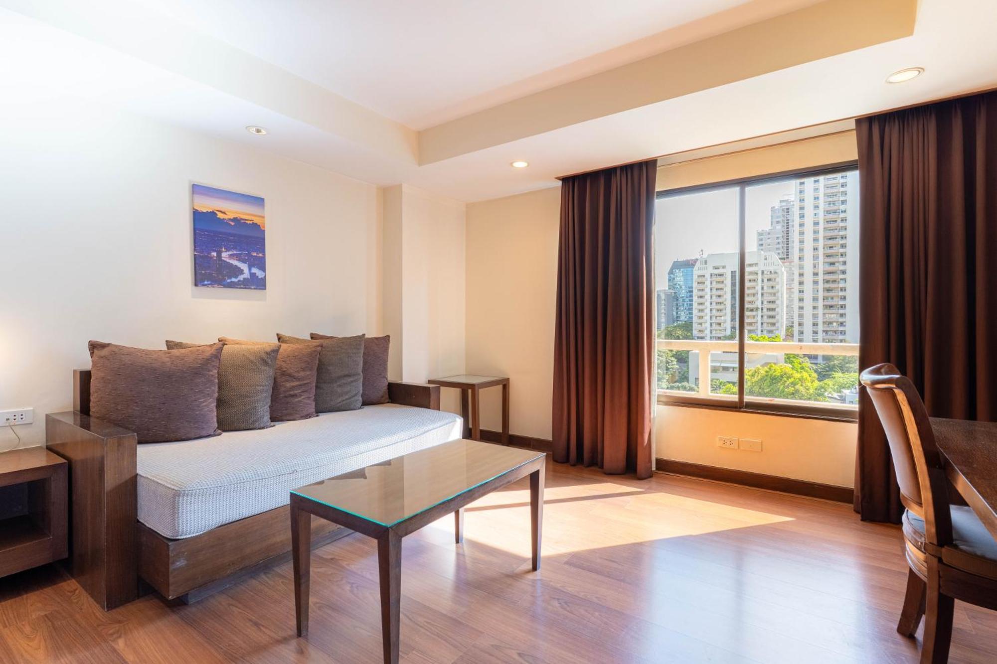 Journeyhub Sukhumvit 26, Bangkok - Formerly St James Hotel Buitenkant foto