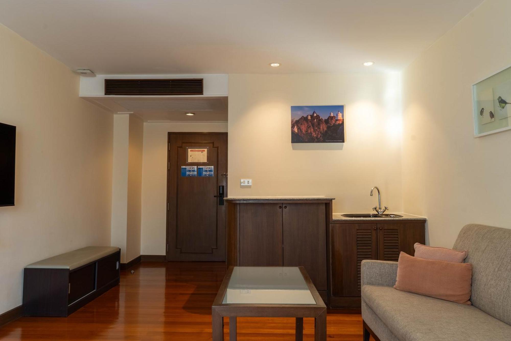 Journeyhub Sukhumvit 26, Bangkok - Formerly St James Hotel Buitenkant foto