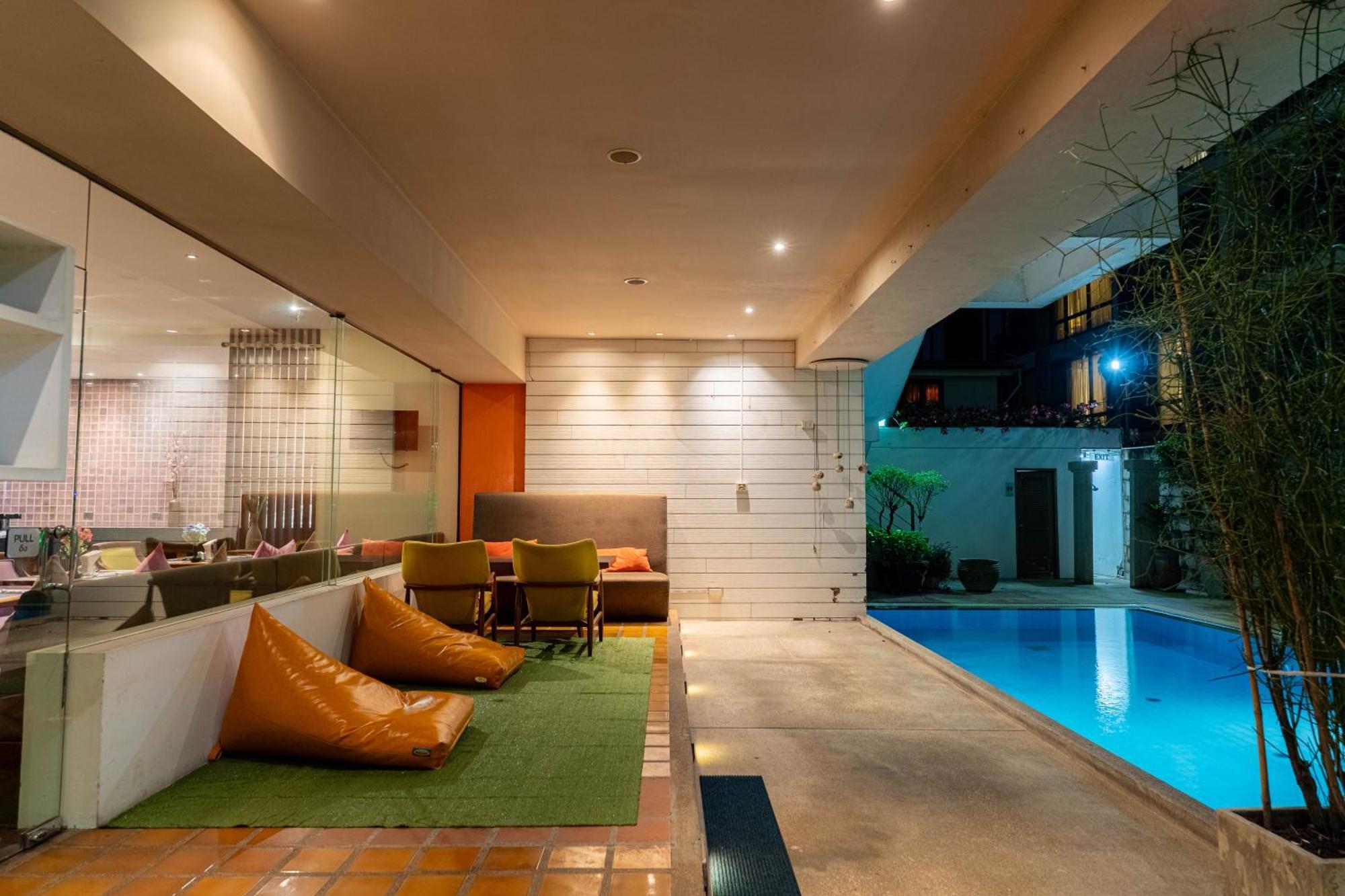 Journeyhub Sukhumvit 26, Bangkok - Formerly St James Hotel Buitenkant foto
