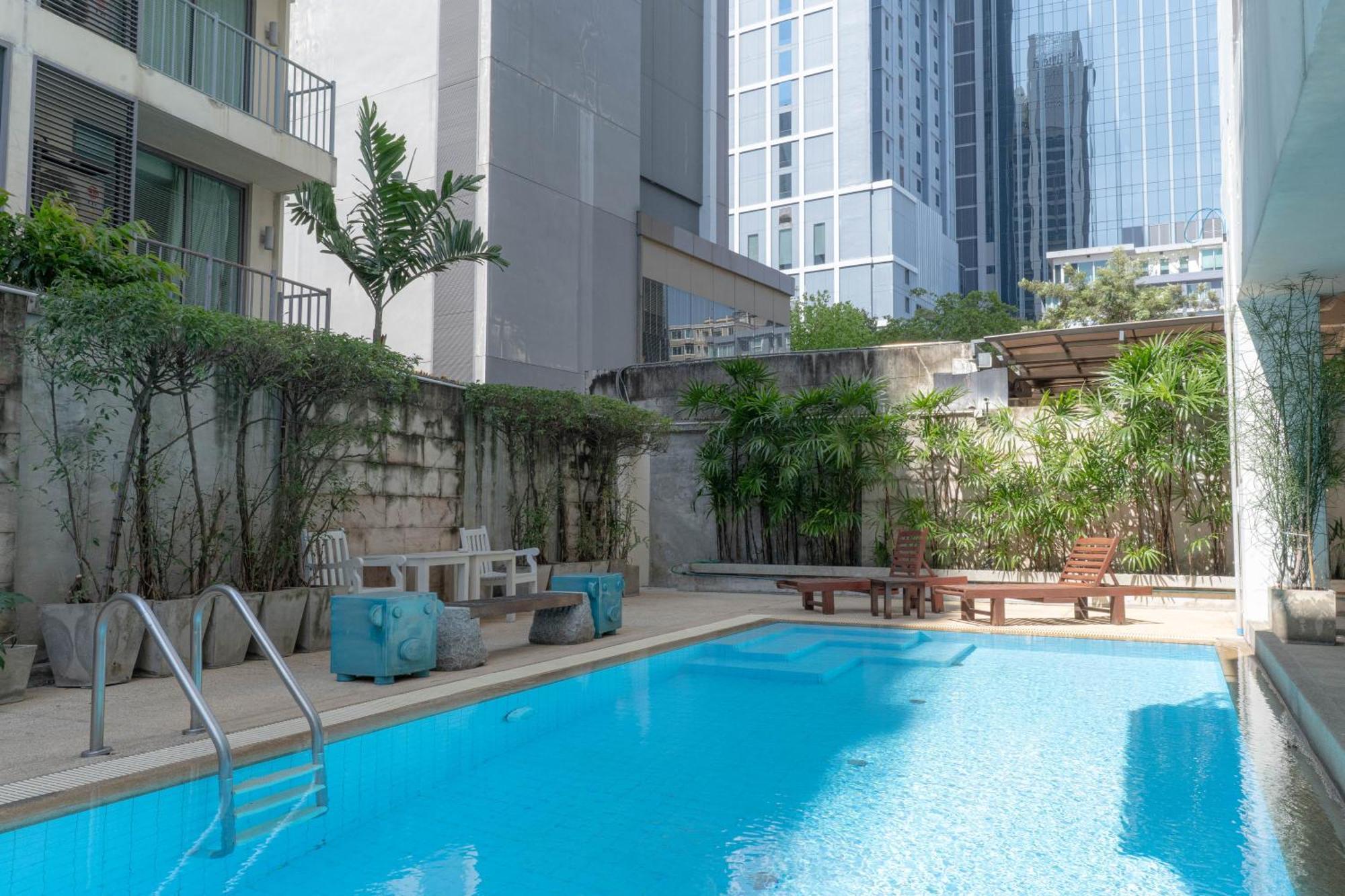 Journeyhub Sukhumvit 26, Bangkok - Formerly St James Hotel Buitenkant foto