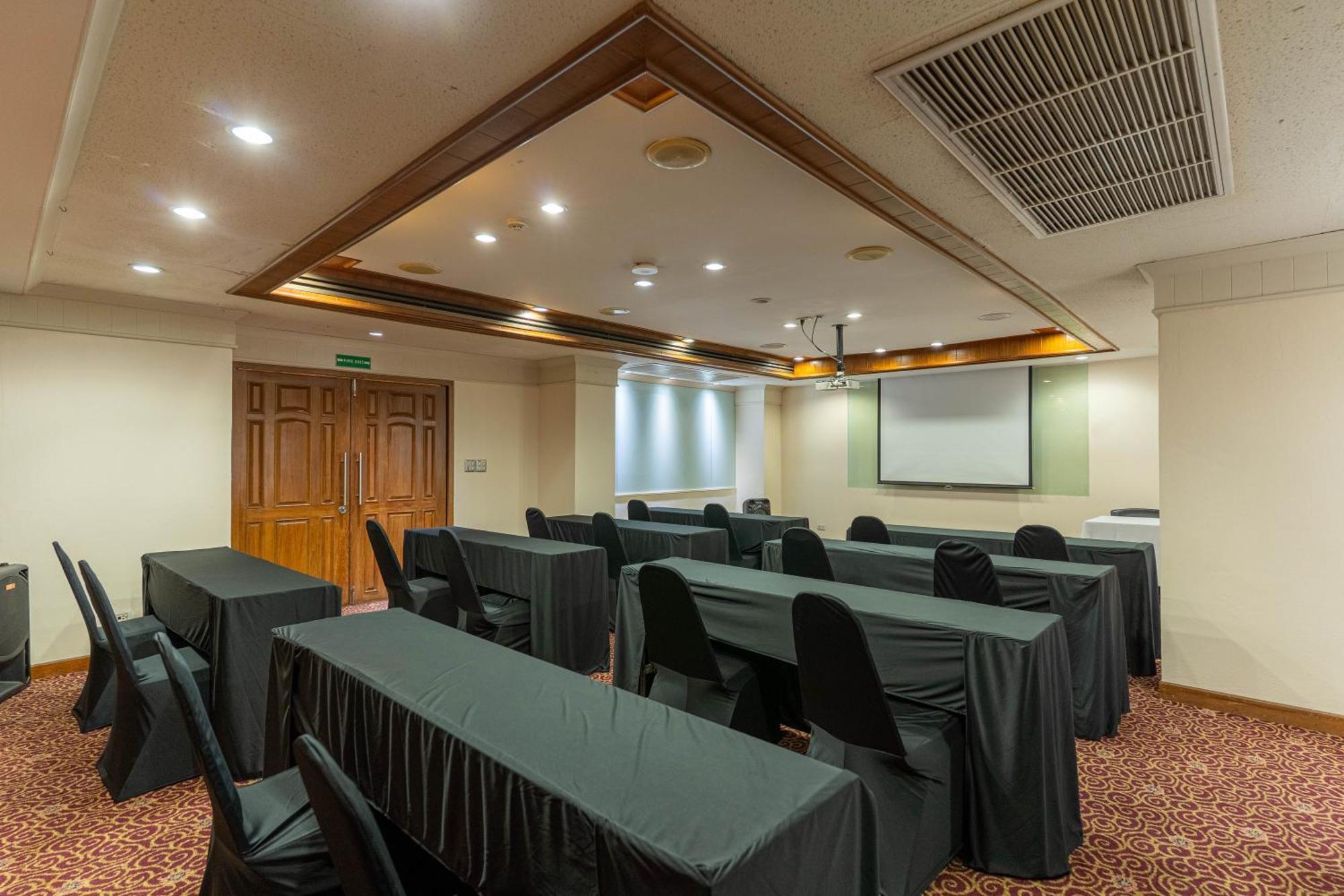 Journeyhub Sukhumvit 26, Bangkok - Formerly St James Hotel Buitenkant foto