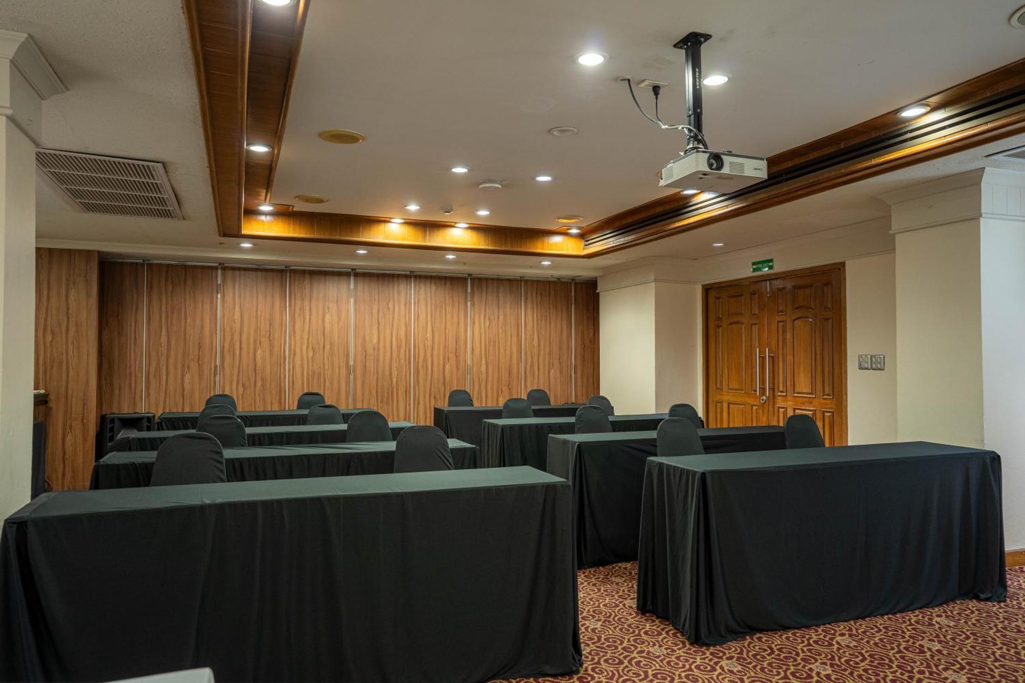 Journeyhub Sukhumvit 26, Bangkok - Formerly St James Hotel Buitenkant foto