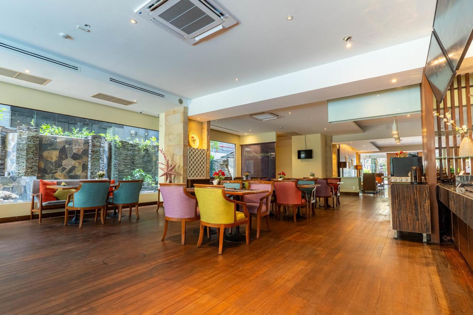 Journeyhub Sukhumvit 26, Bangkok - Formerly St James Hotel Buitenkant foto
