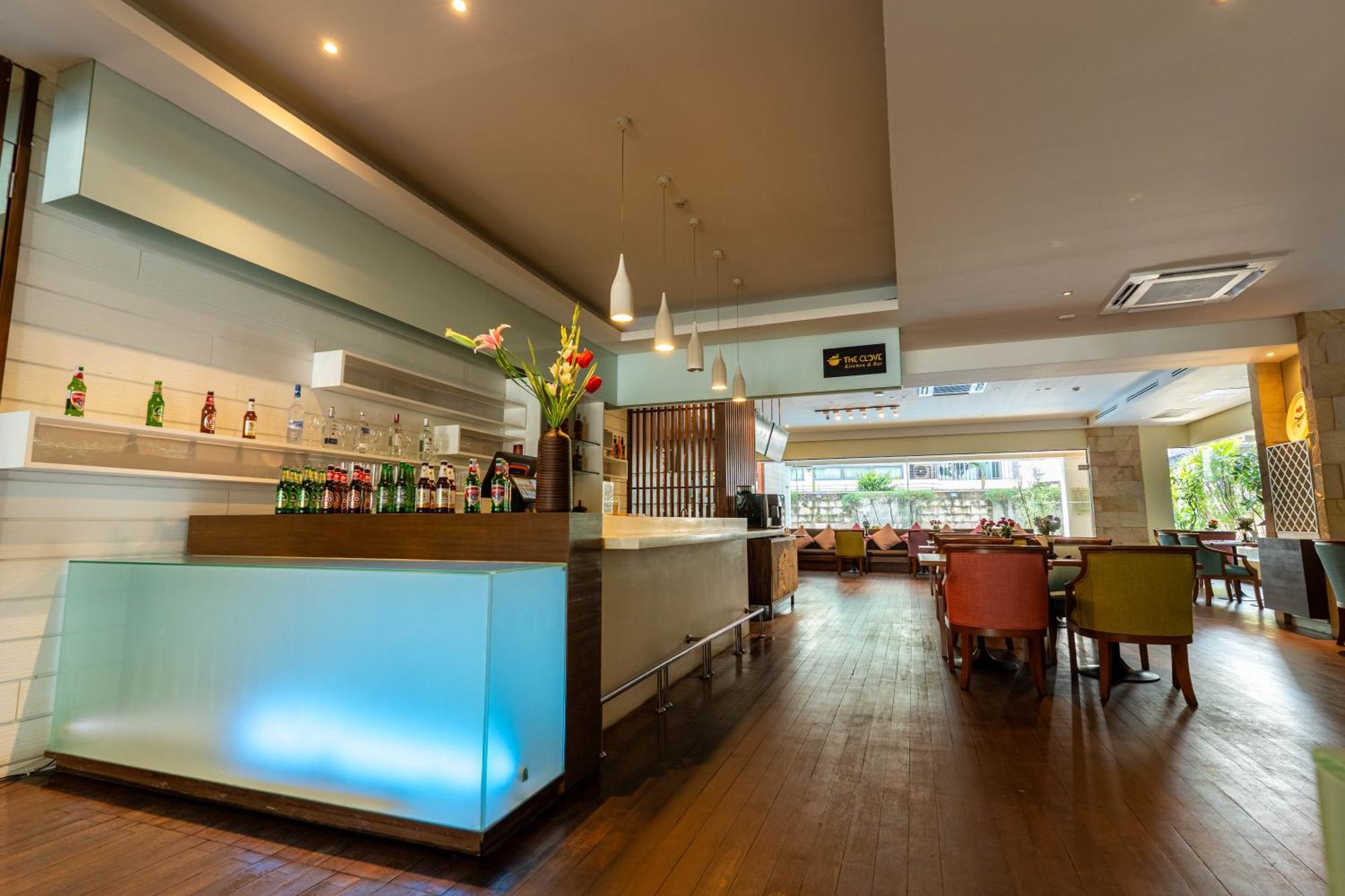 Journeyhub Sukhumvit 26, Bangkok - Formerly St James Hotel Buitenkant foto